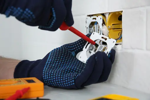 Electricitat i lampisteria en reformes de Pamolux, Ripollet (Barcelona)