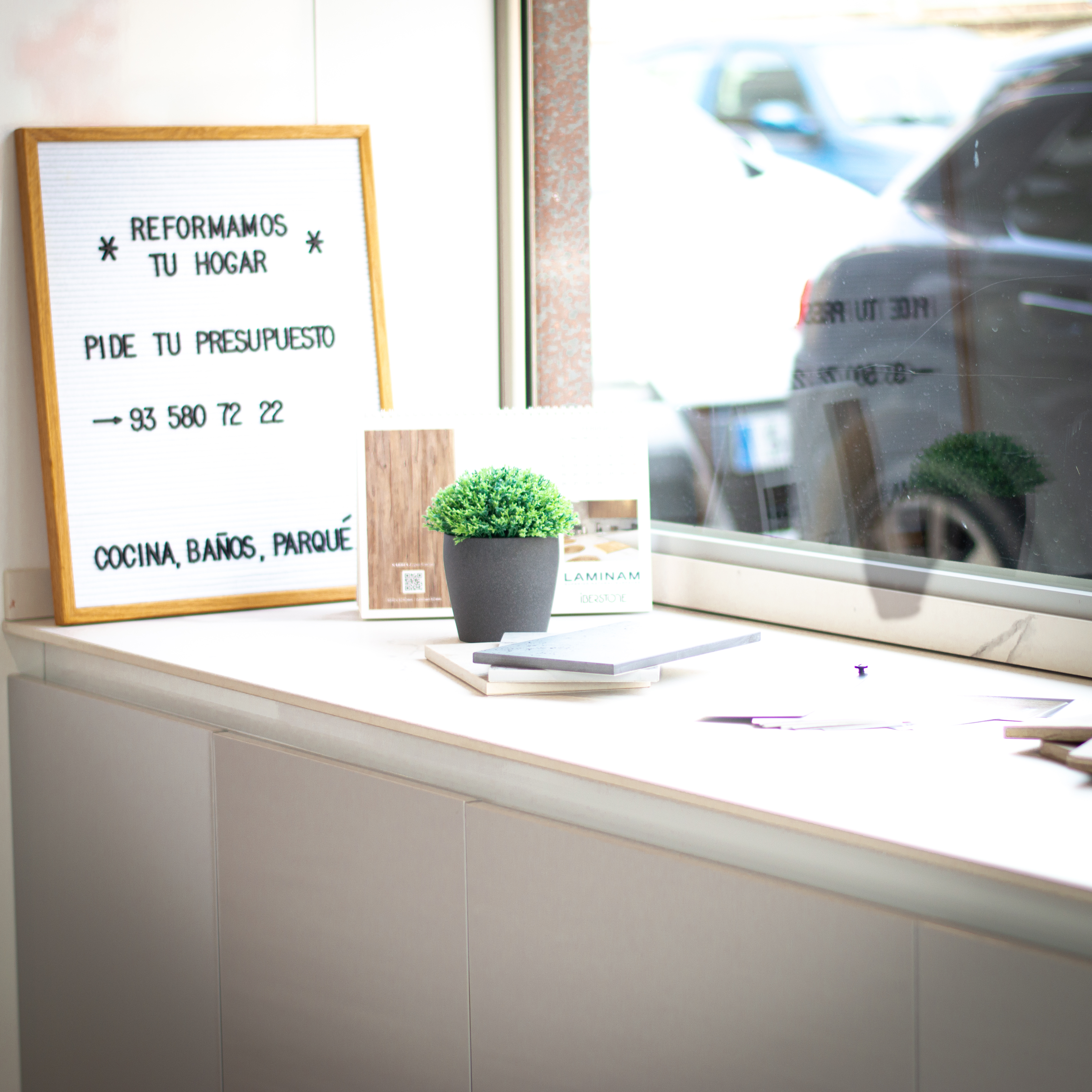 Exposición de cocinas y baños en la tienda de Pamolux
