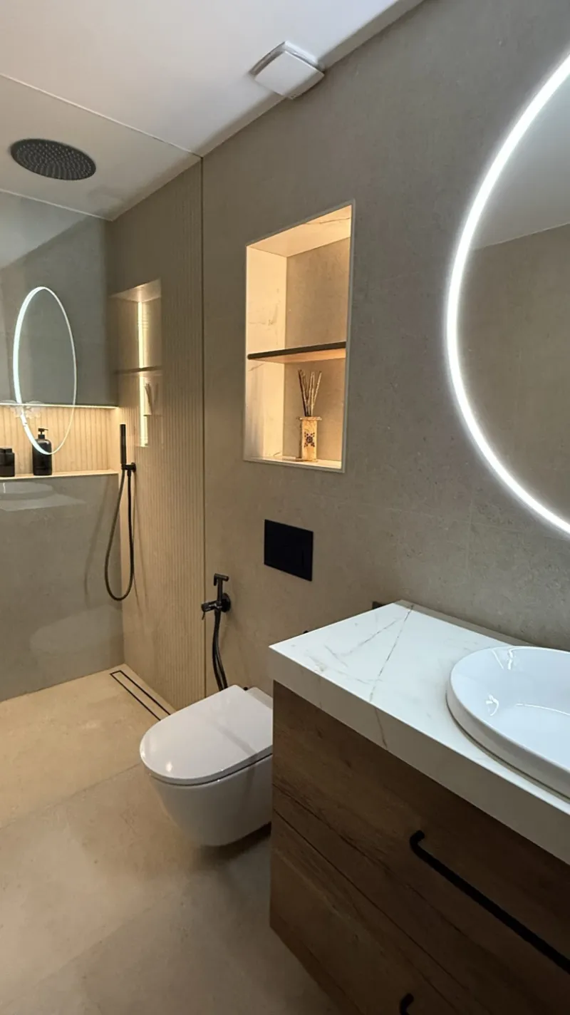Bathroom renovated by Pamolux with a level walk-in shower, lit niche and LED mirror